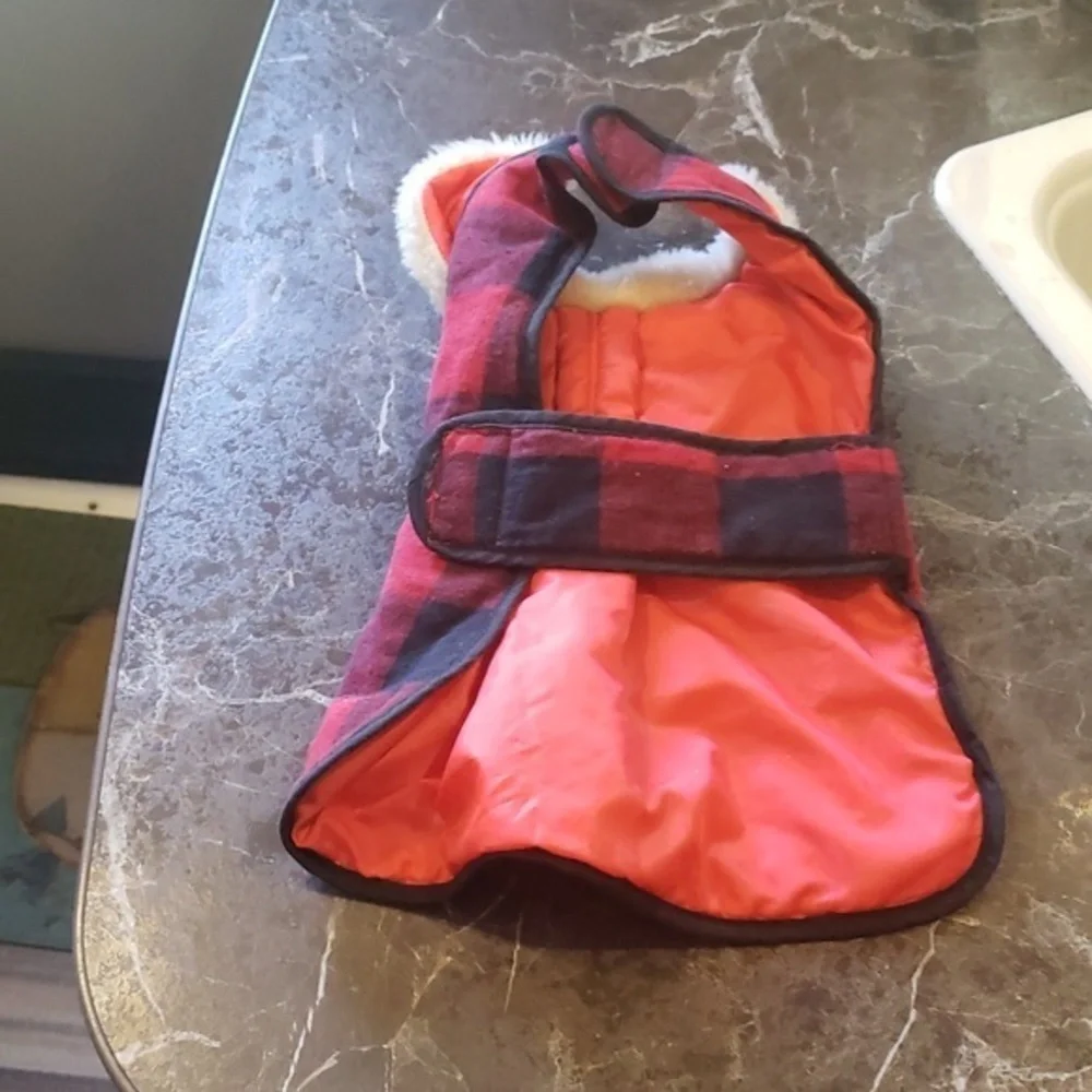 Used dog sweater size‎ small